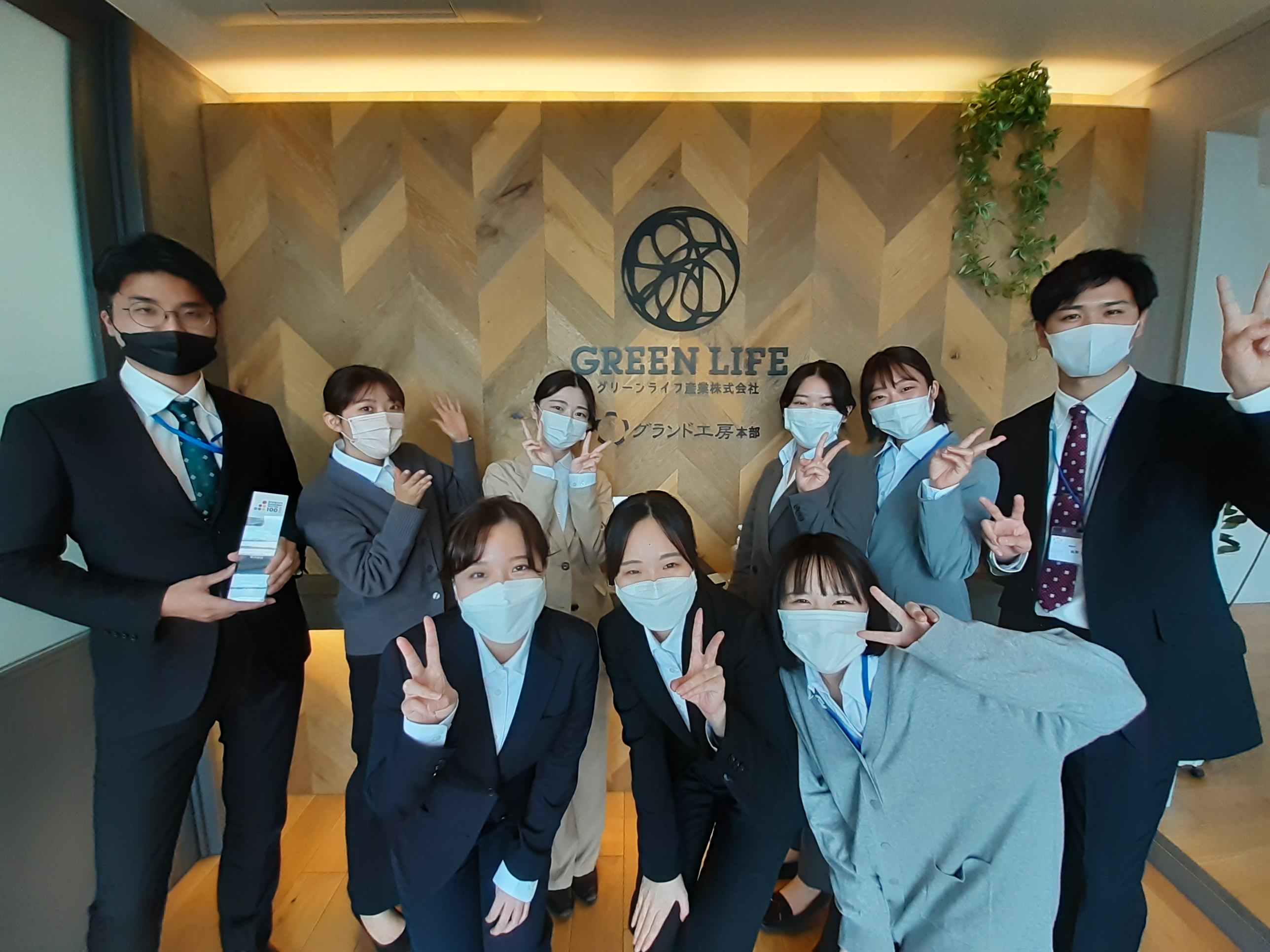 新人研修、本社で集合写真