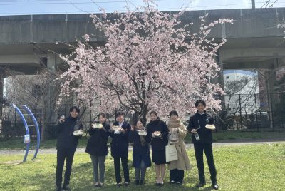 桜の前での集合写真